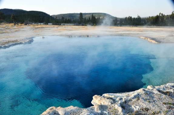 as incríveis piscinas de água fervente em Yellowstone National Park, em Wyoming, nos Estados Unidos
